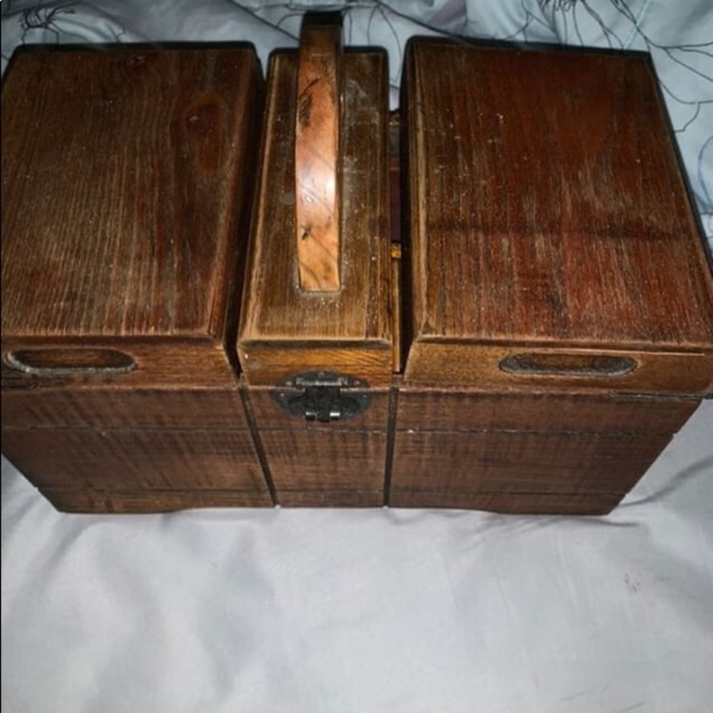 Wooden jewelry box